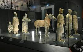 A k&eacute;pen m&uacute;zeum, műv&eacute;szet, szobor, k&eacute;pernyő l&aacute;that&oacute;

Előfordulhat, hogy az AI &aacute;ltal l&eacute;trehozott tartalom helytelen.