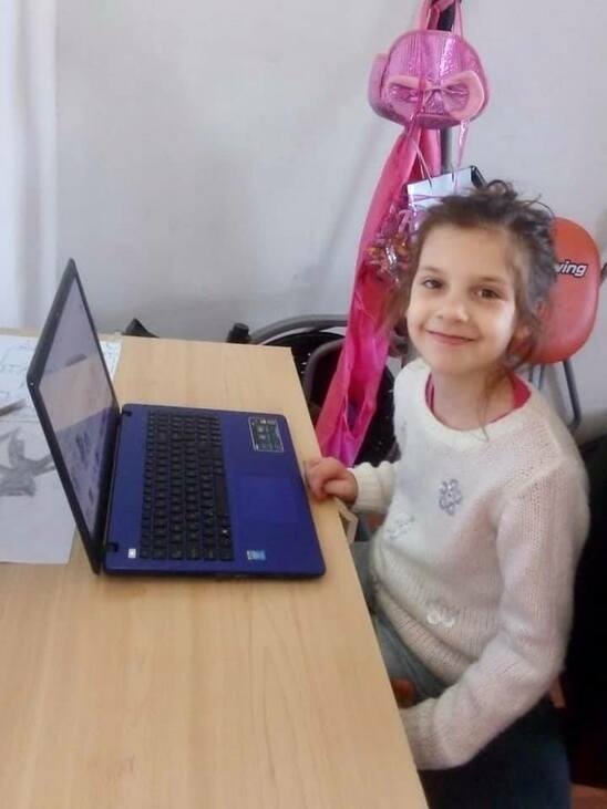 A kék laptop új gazdája, Friderika – Fotó: Zsákai Brigitta – Digitális Batman Facebook-csoport