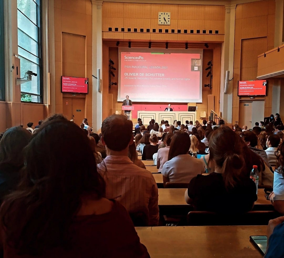 A group of people sitting in a room looking at a screen

Description automatically generated with medium confidence