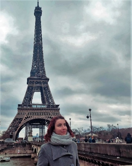 A person posing in front of the eiffel tower

Description automatically generated
