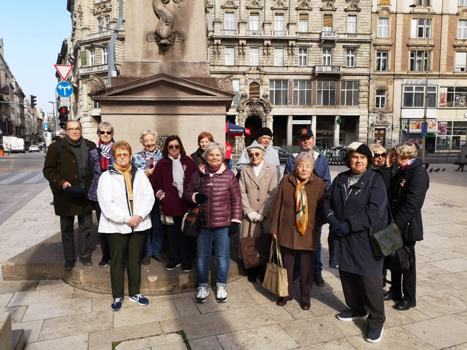 A group of people standing in front of a monument

Description automatically generated