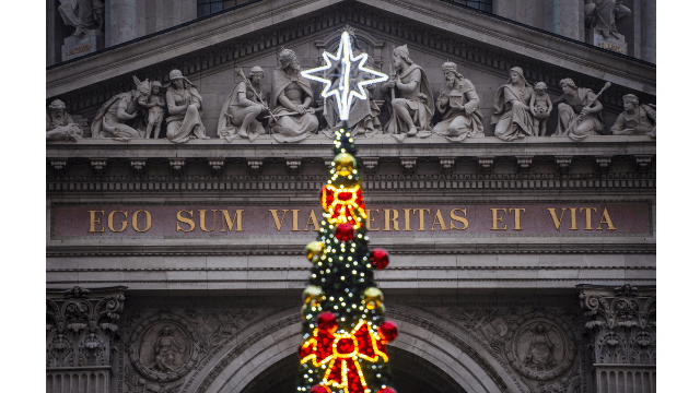 Advent decorations and online attractions